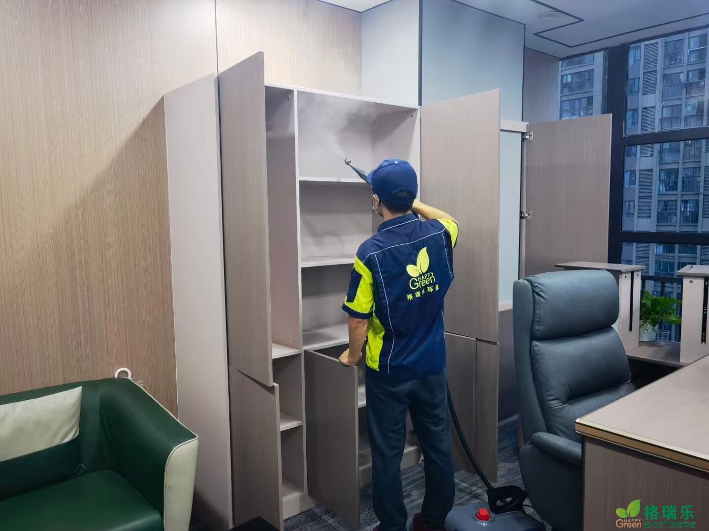 新房卫生间，工人在安装浴室镜的置物架时，对置物架进行格瑞乐除甲醛加固除醛处理。