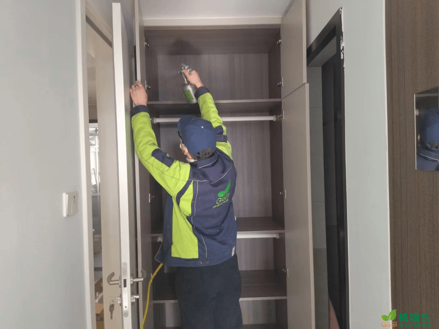 客厅施工结束后，格瑞乐工作人员认真清理施工工具，将喷枪、毛刷、滚筒等工具清洗干净并妥善收纳，将剩余的除醛药剂密封好，放回专用的储存箱。